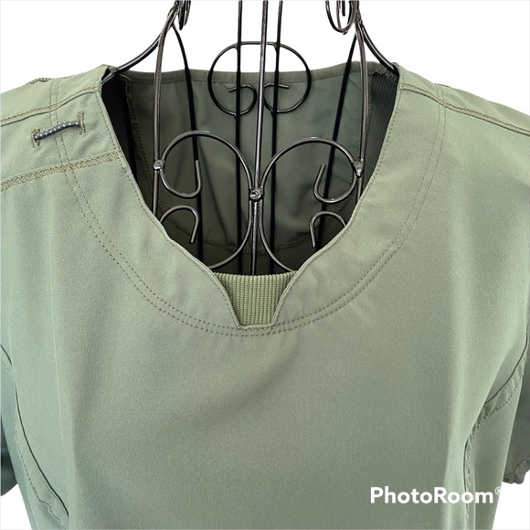 Infinity Scrub Top with Round Neck and Front Pocket in Pocket Style Size M - Picture 3 of 12